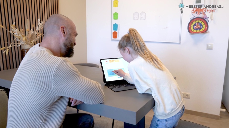 Je kind oefent 4x per week een kwartier met leuke en leerzame oefeningen.