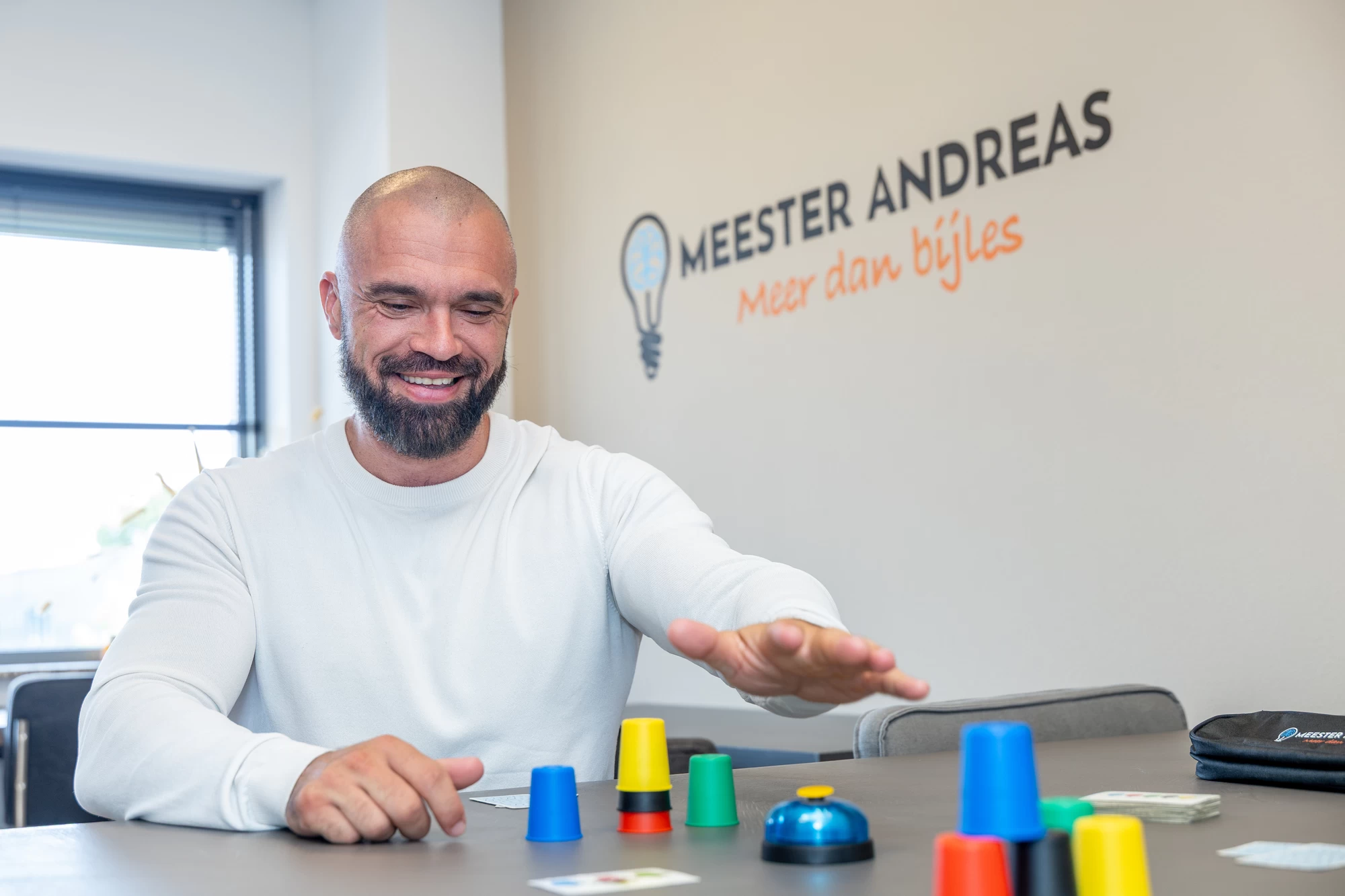 Leerling uit Alkmaar rekent aan een scheikundeopgave met een vaste docent